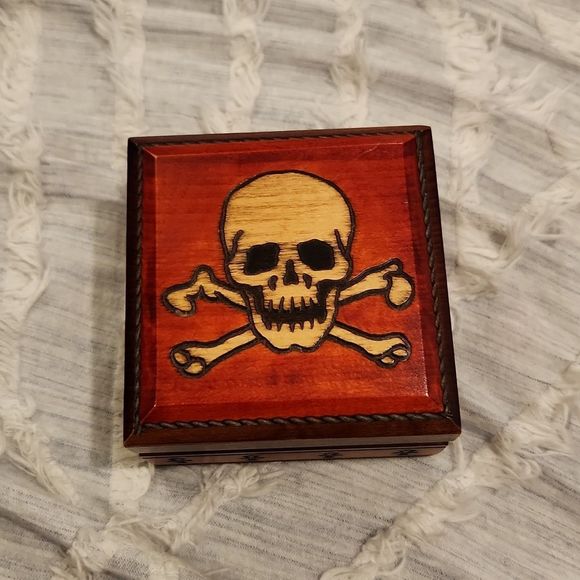 Skull and cross bones wooden trinket box! - Picture 1 of 8